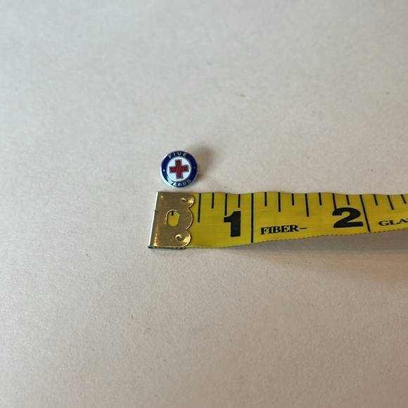 Vintage AMERICAN RED CROSS 5 YEAR tiny enamel badge brooch pinback - Picture 6 of 6